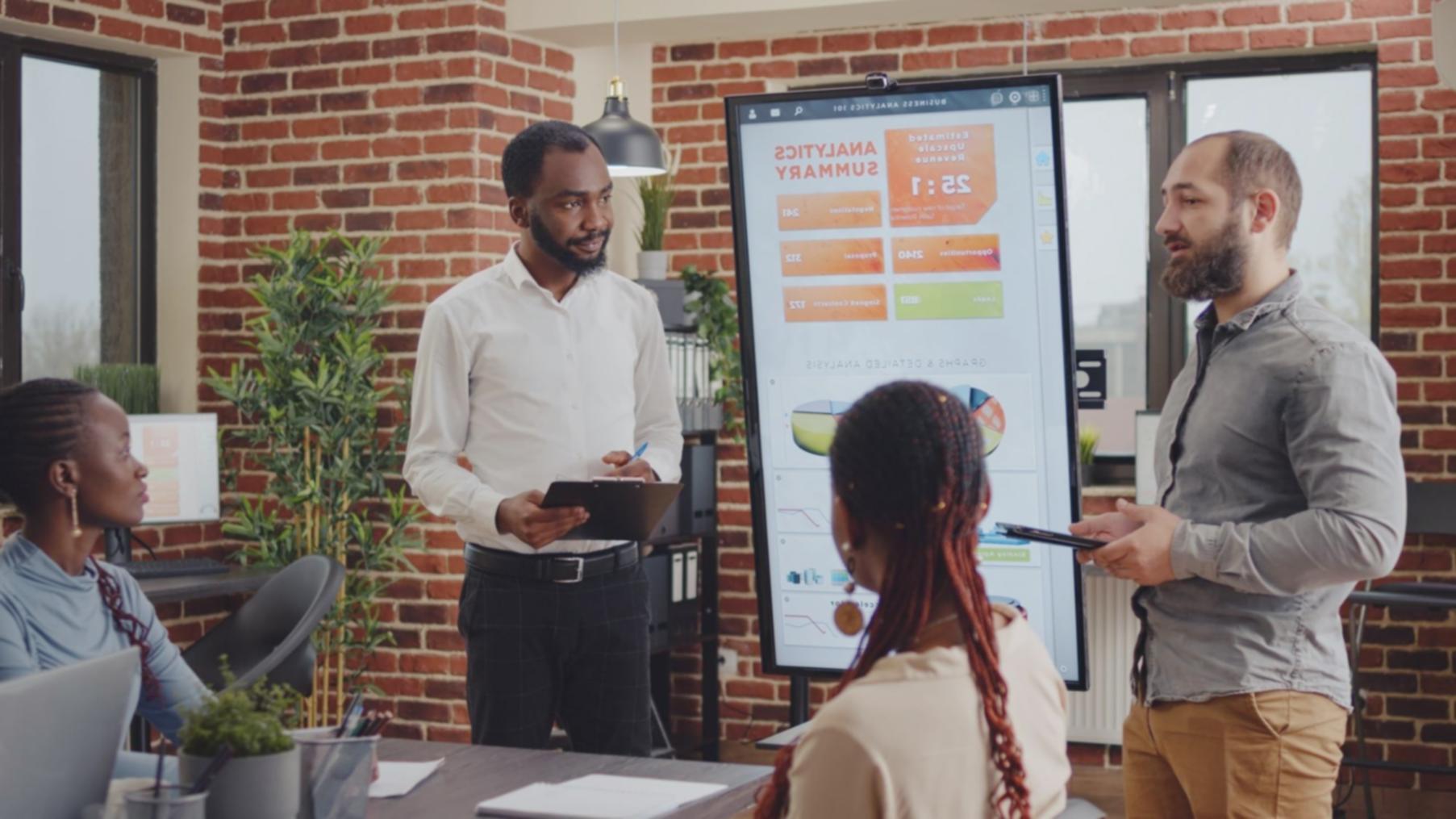Estudiante analizando datos financieros en herramienta digital