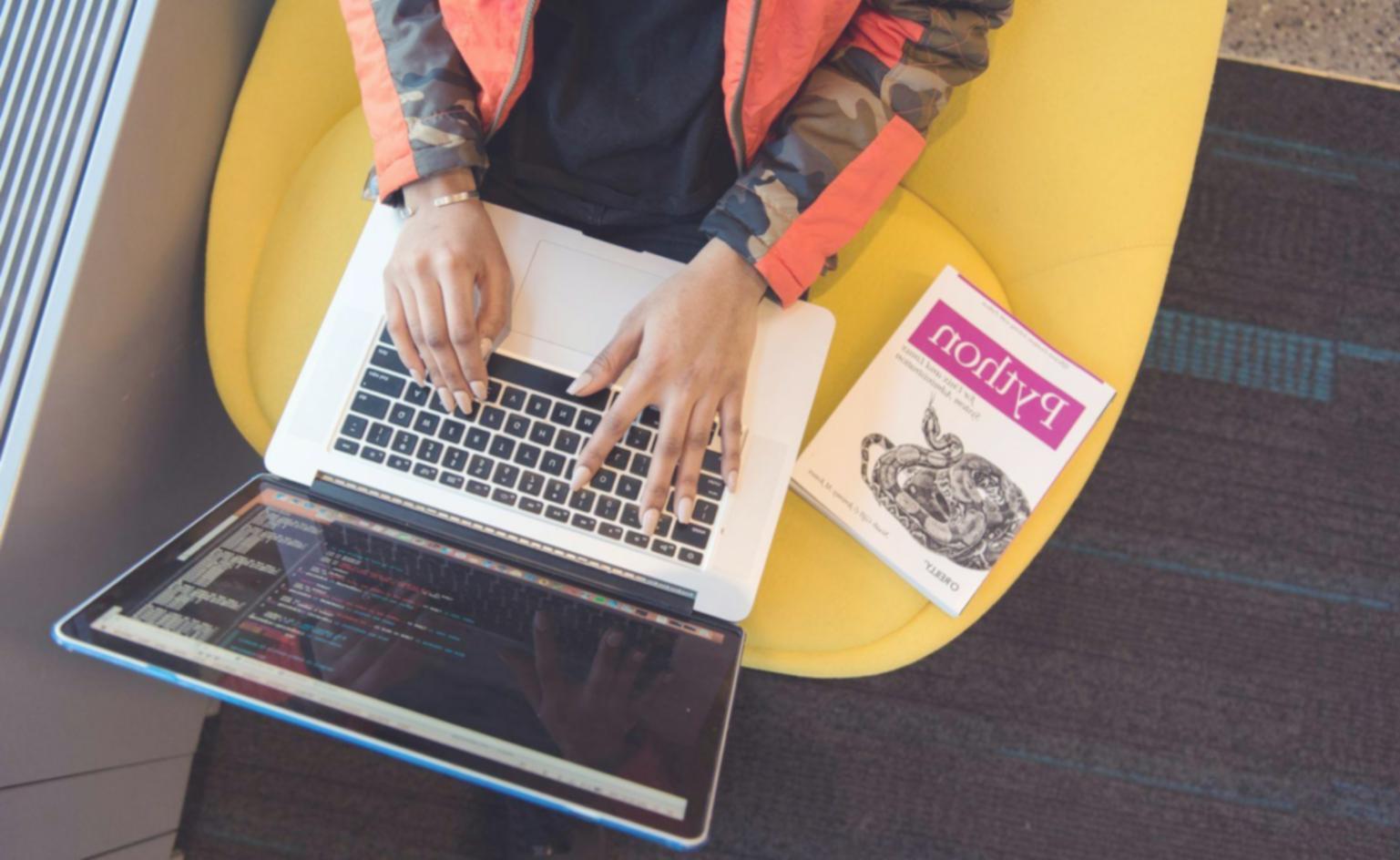 Persona trabajando con éxito en gestión de presupuestos digitales