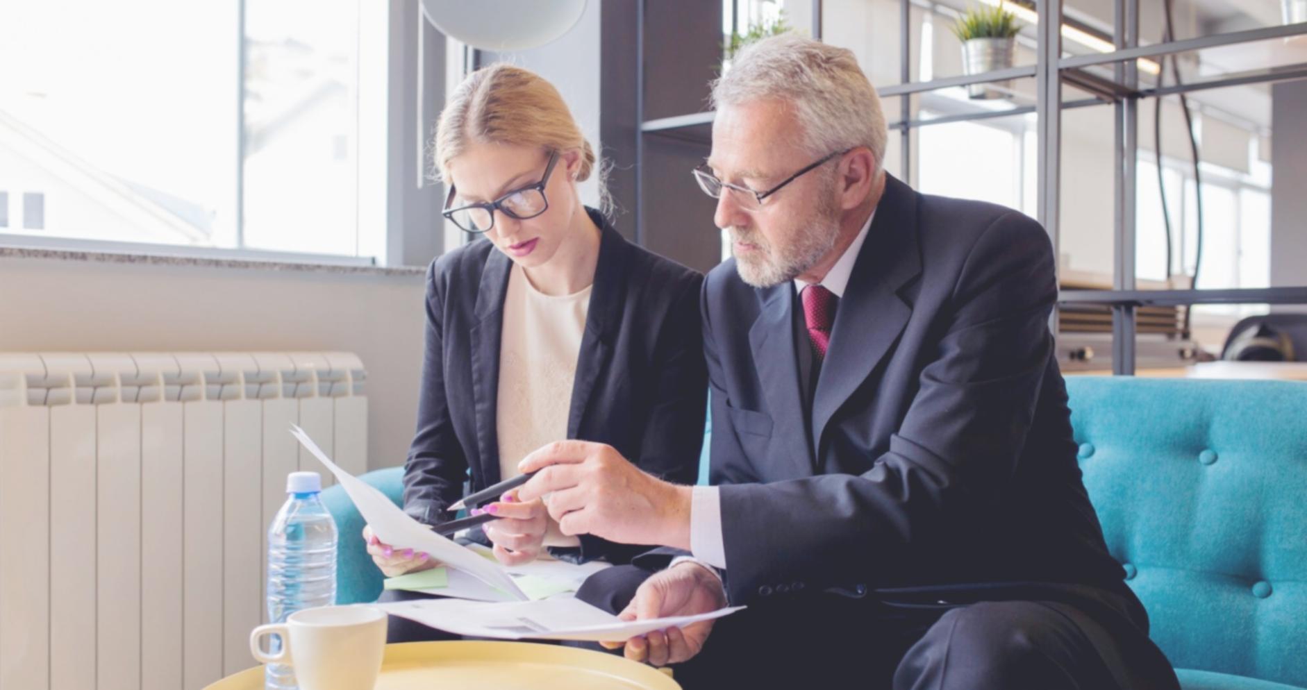 Persona revisando presupuestos digitales en tablet