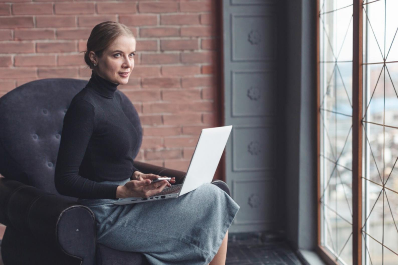 Estudiante aplicando técnicas de presupuesto digital en clase práctica