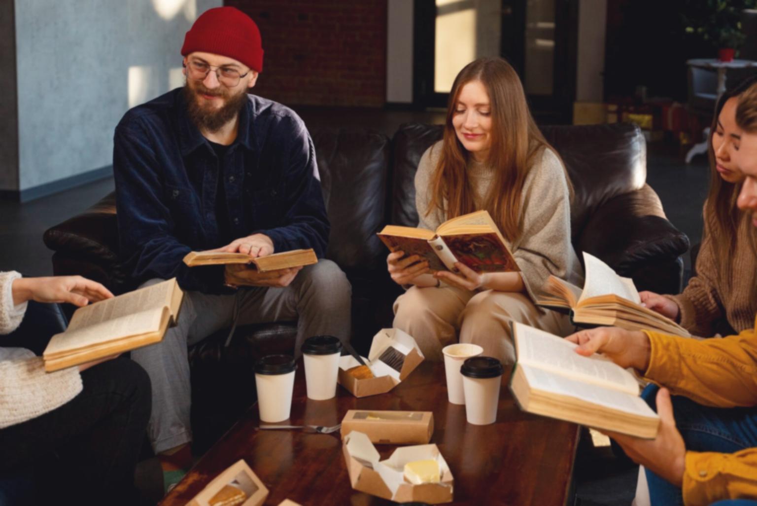 Grupo de estudiantes colaborando en ejercicios de gestión financiera