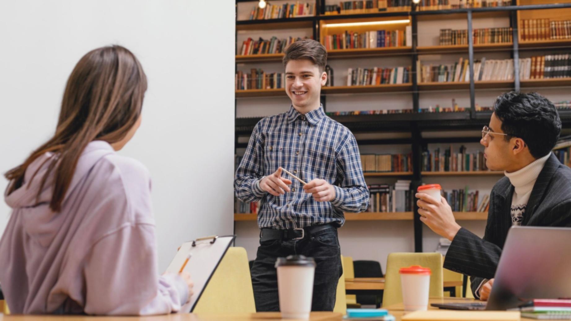 Persona utilizando herramientas digitales para gestionar su presupuesto personal